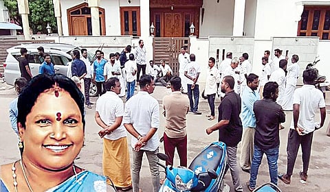 பண்ருட்டி முன்னாள் அதிமுக எம்எல்ஏ சத்யா பன்னீர்செல்வம் வீட்டின் முன் திரண்ட ஆதரவாளர்கள். (உள்படம்) சத்யா பன்னீர்செல்வம்.