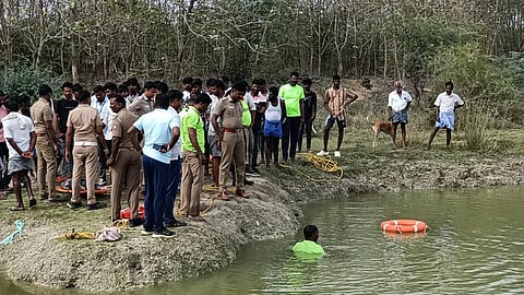 தேவகோட்டை சாத்திக்கோட்டை விரிசுழி ஆற்றின் குட்டையில் மாணவர்களின் உடல்களை தேடிய தீயணைப்புத் துறையினர். 