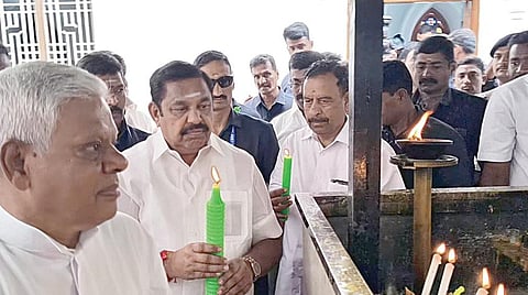 வேளாங்கண்ணி பேராலயத்தில் மெழுகுவத்தி ஏந்தி பிரார்த்தனை செய்த அதிமுக பொதுச் செயலாளர் பழனிசாமி.