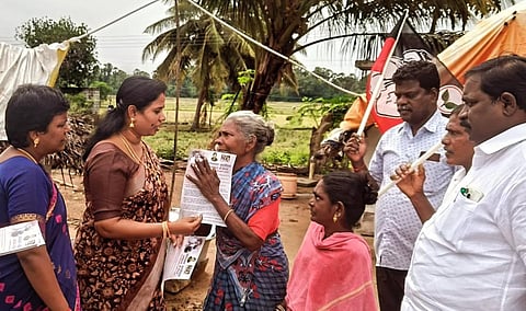 அதிமுக எம்எல்ஏ தலைமையில் வீடு வீடாக துண்டு பிரசுரம் வழங்கல்