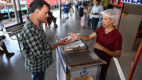 ரயில்கள், ரயில் நிலையங்களில் உணவு விற்பனை செய்யும் ஊழியர்களுக்கு க்யூஆர் குறியீடு அடையாள அட்டை கட்டாயம்