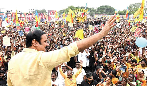 வன்னியர் சமூகத்தினருக்கு உள்இடஒதுக்கீடு கோரி விழுப்புரத்தில் நேற்று நடைபெற்ற ஆர்ப்பாட்டத்தில் பேசிய பாமக தலைவர் அன்புமணி.  | படம்: எம் சாம்ராஜ் |