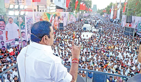 மன்னார்குடியில் பெரியார் சிலை அருகே ‘மக்களை காப்போம், தமிழகத்தை மீட்போம்’ என்ற பிரச்சாரப் பயணத்தில் பேசிய அதிமுக பொதுச் செயலாளர் பழனிசாமி.