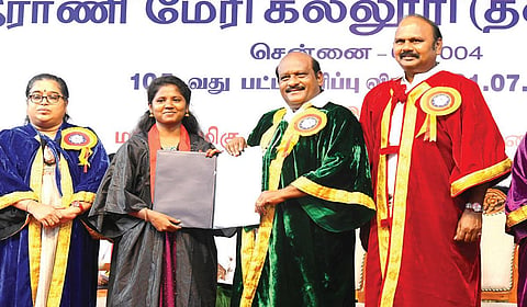 சென்னை ராணிமேரி கல்லூரியில் நேற்று நடைபெற்ற பட்டமளிப்பு விழாவில், 100 மாணவிகளுக்கு பதக்கங்களுடன் பட்டமும், 1,424 மாணவிகளுக்கு பட்டமும் தமிழக உயர்கல்வித் துறை அமைச்சர் கோவி.செழியன் வழங்கினார். சட்டப்பேரவை உறுப்பினர் த.வேலு, கல்லூரி கல்வி ஆணையர் எ.சுந்தரவல்லி, கல்லூரி முதல்வர் பா.உமா மகேஸ்வரி உள்ளிட்டோர் உடனிருந்தனர்.