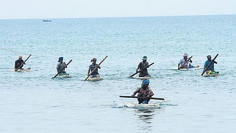 ரூ.1,000-ல் தெர்மகோல் கட்டுமரம்: ராமேசுவரம் மீனவர்களின் அசத்தல் உத்தி!