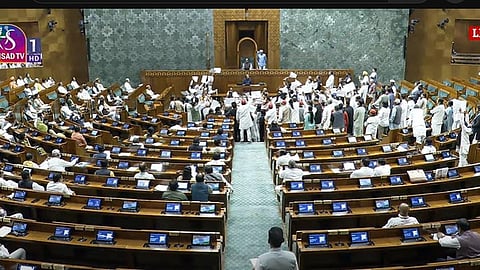 மக்களவையில் இன்று அமளியில் ஈடுபட்ட எதிர்க்கட்சியினர்