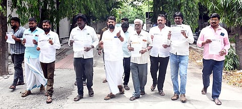 புகாரளிக்க வந்த இந்து முன்னணி நிர்வாகிகள் | படம்: ஜெ.மனோகரன்