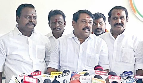 திருச்சி பாஜக அலுவலகத்தில் நேற்று செய்தியாளர்களைச் சந்தித்த பாஜக மாநிலத் தலைவர் நயினார் நாகேந்திரன்.