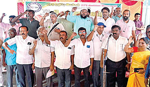 புதிய ஓய்வூதிய திட்டத்தை ரத்து செய்ய வேண்டும் என்பது உள்ளிட்ட பல்வேறு கோரிக்கைகளை வலியுறுத்தி, சிபிஎஸ் ஒழிப்பு இயக்கம் சார்பில் 72 மணி 
நேர உண்ணாவிரதப் போராட்டம் சென்னை எழிலக வளாகத்தில் நேற்று நடைபெற்றது. | படம்: எஸ்.சத்தியசீலன் |