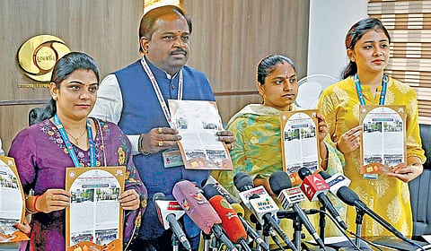 சென்னையில் செய்தியாளர்களுக்கு பேட்டியளித்த மத்திய காலணி பயிற்சி நிறுவனத்தின் இயக்குநர் கே.முரளி. உடன், இயக்குநரின் தனிச் செயலாளர் ஆஃபியா, சேர்க்கை பொறுப்பாளர் காஞ்சனா மாலா, மத்திய செய்தி மற்றும் தகவல் துறை சென்னை பிரிவின் உதவி இயக்குனர் விஜயலட்சுமி ஆகியோர்.  | படம்: ம.பிரபு |