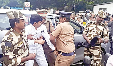 காவல் ஆணையரின் கவனத்தை ஈர்க்கும் வகையில், காவல் ஆணையருக்கு கருப்பு கொடி காட்ட முயன்ற காங்கிரஸ் பிரமுகர் அப்ரோஸ் கைது செய்யப்பட்டார்.