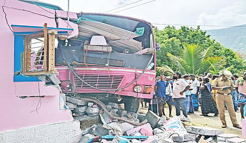 தருமபுரியை அடுத்த உழவன் கொட்டாய் அருகே சாலையோர வீட்டின்மீது மோதி விபத்தை ஏற்படுத்திய அரசுப் பேருந்து.
