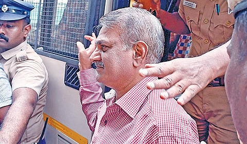 நீதிமன்றத்தில் ஆஜர் படுத்துவதற்காக அழைத்து வரப்பட்ட காவல் ஆய்வாளர் ஸ்ரீதர். | படம்: எஸ்.கிருஷ்ணமூர்த்தி |