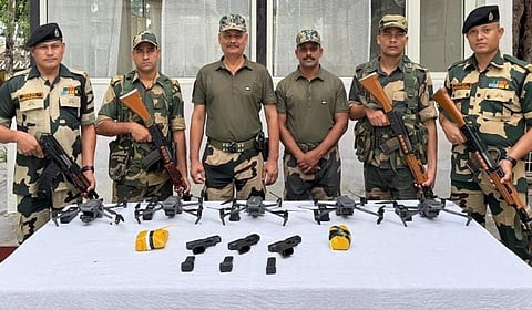 6 பாக். டிரோன்களை சுட்டு வீழ்த்திய பிஎஸ்எப்: ஹெராயின், துப்பாக்கிகள் பறிமுதல்
