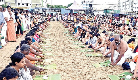 ஆடி அமாவாசை தினமான நேற்று சென்னை மெரினா கடற்கரையில் ஏராளமானோர் தங்கள் முன்னோர்களுக்கு தர்ப்பணம் கொடுத்தனர். | படம்: எஸ்.சத்தியசீலன் |