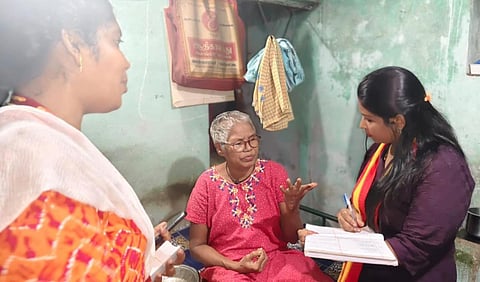 ‘மக்கள் விரும்பும் முதல்வர் வேட்பாளர் விஜய்’ - வீடு வீடாக ஸ்டிக்கர் ஒட்டி தவெகவினர் பிரச்சாரம்