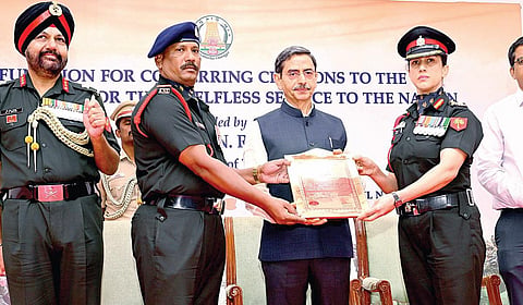 ஆளுநர் மாளிகையில் நேற்று நடைபெற்ற விழாவில், ஆயுதப்படை வீரர்களின்  வீரதீர செயல்களையும், தன்னலமற்ற சேவைகளையும் அங்கீகரிக்கும் வகையில் ஆளுநர் ஆர்.என்.ரவி கேடயம் மற்றும் பாராட்டு பத்திரங்களை வழங்கி கவுரவித்தார்.