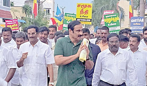 தமிழக மக்கள் உரிமை மீட்பு எனும் தலைப்பில் பாமக தலைவர் அன்புமணி நேற்று திருப்போரூரில் நடைபயணத்தை தொடங்கினார்.