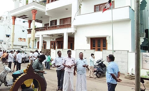 சத்யா வீட்டுக்கு லஞ்ச ஒழிப்புத் துறையை அனுப்பியது யார்? - சம்பத் மீது சந்தேகக் கொக்கி போடும் ஆதரவாளர்கள்