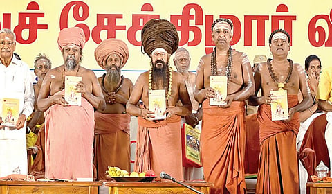 சேக்கிழார் ஆராய்ச்சி மையம் மற்றும் ராமச்சந்திரா மருத்துவம் மற்றும் ஆராய்ச்சி பல்கலைக்கழகம் சார்பில் 33-ம்
ஆண்டு தெய்வ சேக்கிழார் விழா சென்னையில் நேற்று நடந்தது. நிகழ்ச்சியில், ‘தென்றமிழ் பயன்’ நூலின் முதல் பிரதியை தருமபுரம் ஆதீனம் வெளியிட, குன்றக்குடி பொன்னம்பல அடிகளார் பெற்றுக்கொண்டார். உடன் பெருங்குளம் ஆதீனம் சிவப்பிரகாச தேசிக சத்திய ஞான சுவாமிகள், திண்டுக்கல் சிவபுரம் ஆதீனம் திருநாவுக்கரசு தேசிக பரமாச்சாரிய சுவாமிகள், சேக்கிழார் ஆராய்ச்சி மைய தலைவர் எஸ்.ஜெகதீசன், செயலாளர் சிவாலயம் ஜெ.மோகன் உள்ளிட்டோர் உடனிருந்தனர். | படம்: எஸ்.சத்தியசீலன் |