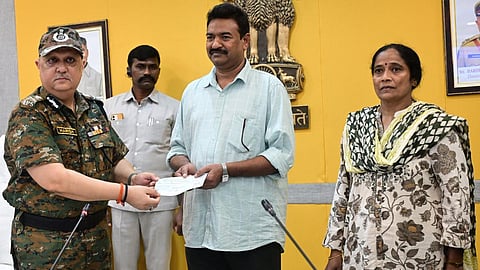 ஆந்திர டிஜிபி முன்னிலையில் 21 நக்சலைட்கள் சரண்