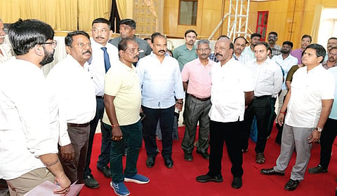 ‘நலம் காக்கும் ஸ்டாலின் திட்டம்’  சென்னை மயிலாப்பூர் செயின்ட் பீட்ஸ் ஆங்கிலோ இந்தியன் மேல்நிலைப்பள்ளி வளாகத்தில் முதல்வர் மு.க.ஸ்டாலினால் ஆக. 2-ம் தேதி தொடங்கப்பட உள்ளது. இதையொட்டி, பள்ளி வளாகத்தில் மேற்கொள்ளப்பட்டு வரும் முன்னேற்பாட்டு நடவடிக்கைகளை சுகாதாரத் துறை அமைச்சர் மா.சுப்பிரமணியன் பார்வையிட்டார். உடன் துறை செயலாளர் ப.செந்தில்குமார், சென்னை மாநகராட்சி ஆணையர் ஜெ.குமரகுருபரன், தேசிய நல்வாழ்வு குழும இயக்குநர் அருண் தம்புராஜ் உள்ளிட்டோர்.
