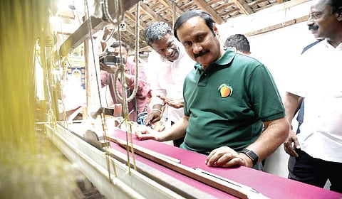 பிள்​ளை​யார்​பாளையத்தில் நெச​வாளர் ஒருவர் வீட்​டுக்கு சென்ற அன்புமணி,
நெசவு செய்​வது எப்​படி என்​பது குறித்து கேட்​டறிந்​தார்.
