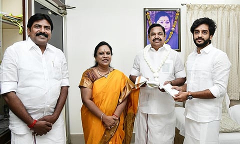 எடப்பாடி பழனிச்சாமி முன்னிலையில் அதிமுகவில் இணைந்த ராமநாதபுரம் இளைய மன்னர் நாகேந்திரன் சேதுபதி, உடன் அவரது தாயார் லட்சுமி குமரன் சேதுபதி, மாவட்ட அதிமுக செயலாளர் முனியசாமி.