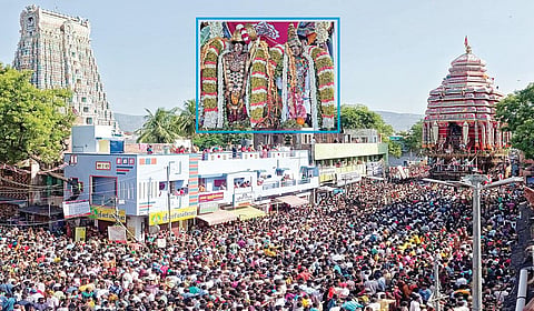 ஸ்ரீவில்லிபுத்தூர் ஆண்டாள் கோயில் ஆடிப்பூர தேரோட்டத் திருவிழாவில் ஆயிரக்கணக்கான பக்தர்கள் கலந்துகொண்டு வடம் பிடித்து தேரை இழுத்தனர். (உள்படம்) சர்வ அலங்காரத்தில் தேரில் எழுந்தருளிய ஆண்டாள், ரெங்கமன்னார்.
