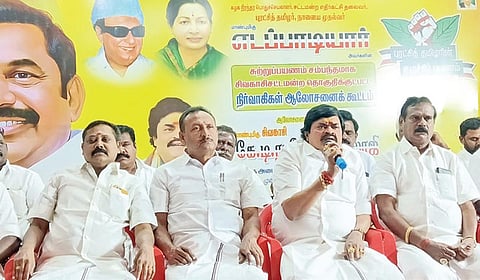 சிவகாசியில் நடந்த நிர்வாகிகள் கூட்டத்தில் பேசிய முன்னாள் அமைச்சர் ராஜேந்திர பாலாஜி.