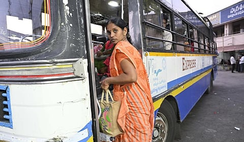 ஆந்திர மாநிலத்தில் மகளிர் இலவச பயண திட்டத்துக்கு 74 சதவீத பேருந்துகள் ஒதுக்கீடு