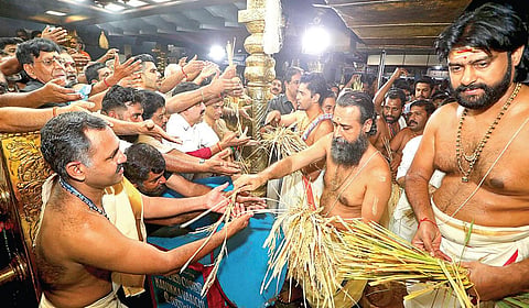 சபரிமலை ஐயப்பன் கோயிலில் பக்தர்களுக்கு பிரசாதமாக நெற்கதிர் வழங்கல்