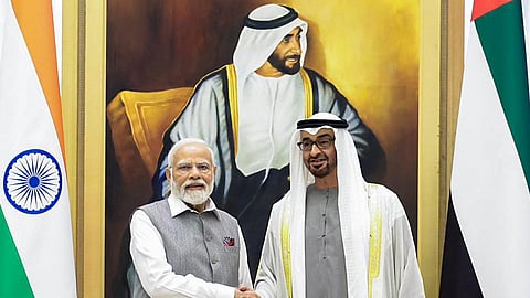 வரி விதிப்பு நடவடிக்கை, கச்சா எண்ணெய் குறித்து ட்ரம்ப் விமர்சனம்: ஐக்கிய அரபு அமீரக அதிபருடன் மோடி ஆலோசனை