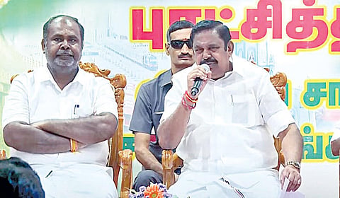 ராமநாதபுரத்தில் மீனவர்கள், விவசாயிகள், நெசவாளர்களுடன் நேற்று நடைபெற்ற கலந்துரையாடல் கூட்டத்தில் பேசிய அதிமுக பொதுச் செயலாளர் பழனிசாமி.