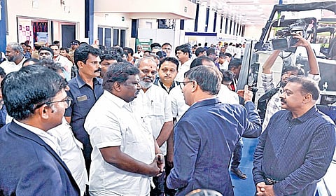 அனைத்து ஆம்னி பேருந்து உரிமையாளர்கள் சங்கத்தின் சார்பில் பயணிகள்
வாகன கண்காட்சி 2.0 சென்னை நந்தம்பாக்கம் வர்த்தக மையத்தில் நேற்று தொடங்கியது. கண்காட்சியை போக்குவரத்து துறை அமைச்சர் சிவசங்கர் தொடங்கி வைத்து பார்வையிட்டார். இதில் புதிதாக உருவாக்கப்
பட்ட பேருந்துகள் மற்றும் பாகங்கள் இடம்பெற்றன. | படம்: எம்.முத்துகணேஷ் |