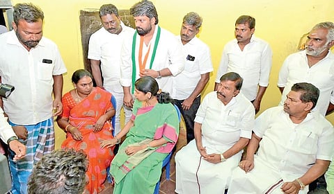 தூத்துக்குடி மாவட்டம் ஆறுமுகமங்கலத்தில் கவின் செல்வகணேஷ் குடும்பத்தினரை சந்தித்து ஆறுதல் தெரிவித்த கனிமொழி எம்.பி., அமைச்சர்கள் கே.என்.நேரு, அனிதா ஆர்.ராதாகிருஷ்ணன் உள்ளிட்டோர்.