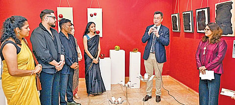 ‘இந்து தமிழ் திசை’, ‘தி இந்து’ மற்றும் ‘தி இந்து பிசினஸ் லைன்’ இணைந்து சென்னையில் ‘சிங்கா 60' என்ற பிரம்மாண்ட கலைத் திருவிழா சென்னை அடையாறில் உள்ள போரம் ஆர்ட் கேலரியில் நேற்று தொடங்கியது. இதில் இந்தியா, சிங்கப்பூரை சேர்ந்த ஓவிய மற்றும் சிற்ப கலைஞர்களின் படைப்புகள் காட்சிப்படுத்தப்பட்டிருந்தது. இதனை சிங்கப்பூர் துணை தூதர் எட்கர் பாங்க் தொடங்கி வைத்து பேசினார். அருகில் கலைஞர்கள் பி. ஞானா, மகாலட்சுமி கண்ணப்பன், ஆர்யன் அரோரா, கவிதா பத்ரா, போரம் ஆர்ட் கேலரி இயக்குநர் ஷாலினி உள்ளிட்டோர். படம்:எஸ். சத்தியசீலன்