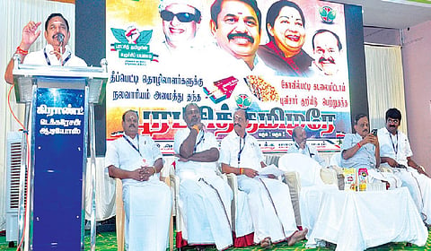தூத்துக்குடி மாவட்டம் கோவில்பட்டியில் தீப்பெட்டி மற்றும் கடலை மிட்டாய் உற்பத்தியாளர்களுடன் நடந்த கலந்துரையாடல் கூட்டத்தில் பேசிய அதிமுக பொதுச் செயலாளர் பழனிசாமி.