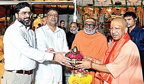 காசி விஸ்வநாதர் கோயிலின் திரிவேணி சங்கம தீர்த்த நீரை தேவகோட்டை சமஸ்தான குடும்பத்தைச் சேர்ந்த சி.ஆர்.எம். அருணாசலம், கோவிலூர் சுவாமிகளிடம் வழங்கிய உத்தர பிரதேச முதல்வர் யோகி ஆதித்யநாத்.