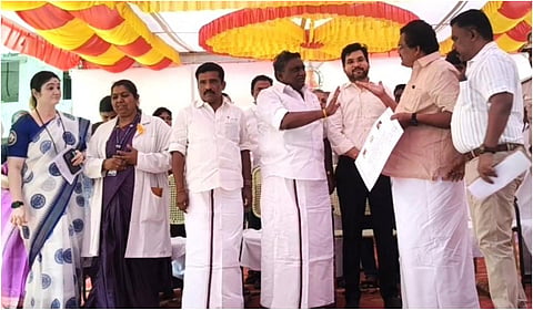 ஆண்டிபட்டியில் நடந்த அரசு விழாவில் காரசாரமான வாக்குவாதத்தில் ஈடுபட்ட எம்பி. தங்க தமிழ்ச்செல்வன், எம்எல்ஏ மகாராஜன். அருகில் ஆட்சியர் ரஞ்ஜீத்சிங்.