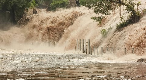 படம்: திருமூர்த்தி மலை, பஞ்சலிங்க அருவியில் ஏற்பட்ட திடீர் வெள்ளம்.