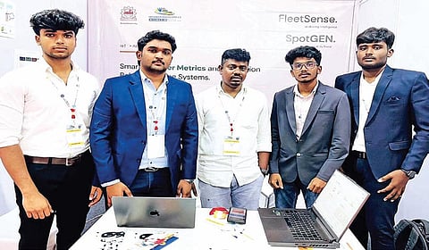 பேருந்து இயக்கத்தின்போது ஓட்டுநர்களை கண்காணிக்கும் ஏஐ தொழில்
நுட்பத்தை கண்டுபிடித்துள்ள அண்ணா பல்கலைக்கழக மாணவர்கள்.