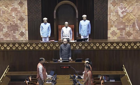 ஷிபு சோரனின் மறைவுக்கு துணைத் தலைவர் ஹரிவன்ஷ் தலைமையில் மாநிலங்களவை அஞ்சலி செலுத்திய காட்சி