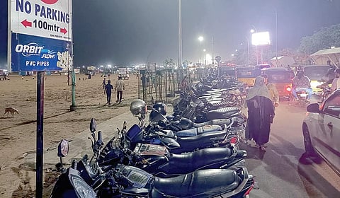 ‘நோ’ பார்க்கிங்கில் நிறுத்தப்படும் இருசக்கர வாகனங்களால் சென்னை - மெரினாவில் போக்குவரத்து நெரிசல்