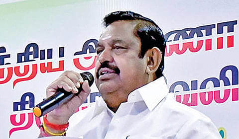 திருநெல்வேலியில் விவசாயிகள், வியாபாரிகள் சங்க பிரதிநிதிகளு டன் அதிமுக பொதுச்செயலாளர் பழனிசாமி கலந்துரையாடினார். | படம்: மு. லெட்சுமி அருண் |