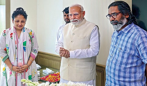 டெல்லி கங்காராம் மருத்துவமனையில் சிகிச்சை பெற்று வந்த ஜார்க்கண்ட் முன்னாள் முதல்வர் சிபு சோரன் நேற்று காலமானார். இதைத் தொடர்ந்து அவரது உடலுக்கு பிரதமர் நரேந்திர மோடி அஞ்சலி செலுத்தினார். உடன் ஜார்க்கண்ட் முதல்வர் ஹேமந்த் சோரன், அவரது மனைவி கல்பனா சோரன் உள்ளனர்.  | படம்: பிடிஐ |