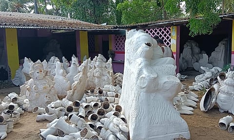 ராமநாதபுரம் மாவட்டம் ரெகுநாதபுரத்தில் விநாயகர் சதுர்த்தியை முன்னிட்டு இந்து முன்னணி சார்பாக தயாராகி வரும் விநாயகர் சிலைகள்.