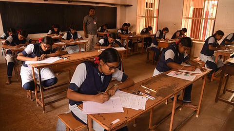 11, 12-ம் வகுப்பு அசல் மதிப்பெண் சான்றிதழ்: பள்ளிகளில் நாளை முதல் விநியோகம்