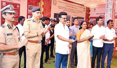 சென்னை கொளத்தூரில் நடைபெற்ற நிகழ்ச்சியில், கிளாம்பாக்கம் பேருந்து முனையத்தில் ரூ,18.26 கோடியில் சுட்டப்பட்டுள்ள புதிய காவல் நிலையத்தை முதல்வர் மு.க.ஸ்டாலின் காணொலி வாயிலாக திறந்து வைத்தார். | படம்: எம்.முத்துகணேஷ் |