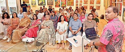‘இந்து தமிழ் திசை’, ‘தி இந்து’ மற்றும் ‘தி இந்து பிசினஸ் லைன்’ இணைந்து நடத்தும் ‘சிங்கா 60 கலைத் திருவிழாவின் ஒரு பகுதியாக ‘ஆசிய கலாச்சாரங்களில் ராமாயணம்’ என்ற தலைப்பில் சிறப்பு கலை சொற்பொழிவு அடையாறில் உள்ள ஃபோரம் ஆர்ட் கேலரியில் நேற்று நடைபெற்றது. இதில் சிங்கப்பூரைச் சேர்ந்த இசை, நடனக் கலைஞர் அரவிந்த் குமாரசாமி பங்கேற்று பேசினார். | படம்:எஸ்.சத்தியசீலன்